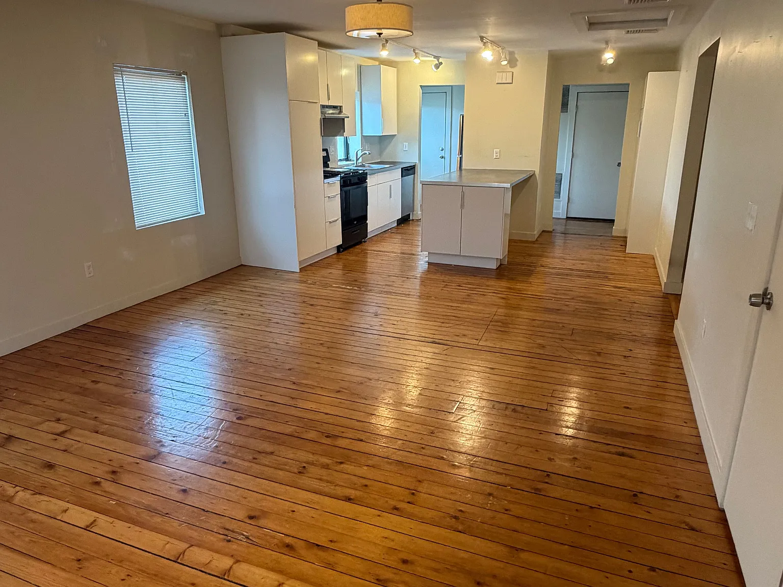 3 bed, 1200 sqft, $1,178 — Photo 3