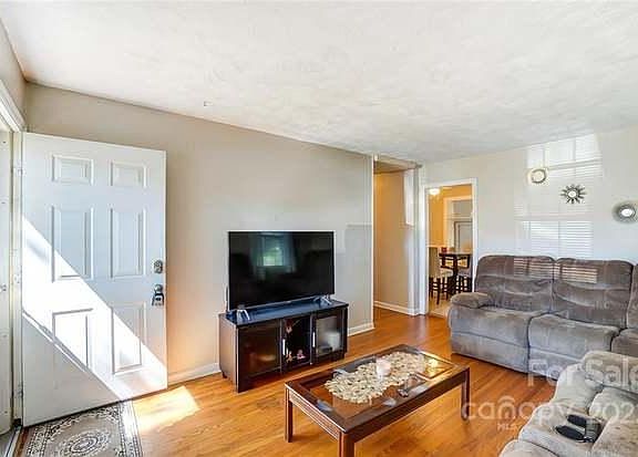2nd image of 104 Eden Cir
