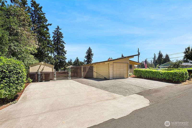 3rd image of 10013 Barnes Lane S