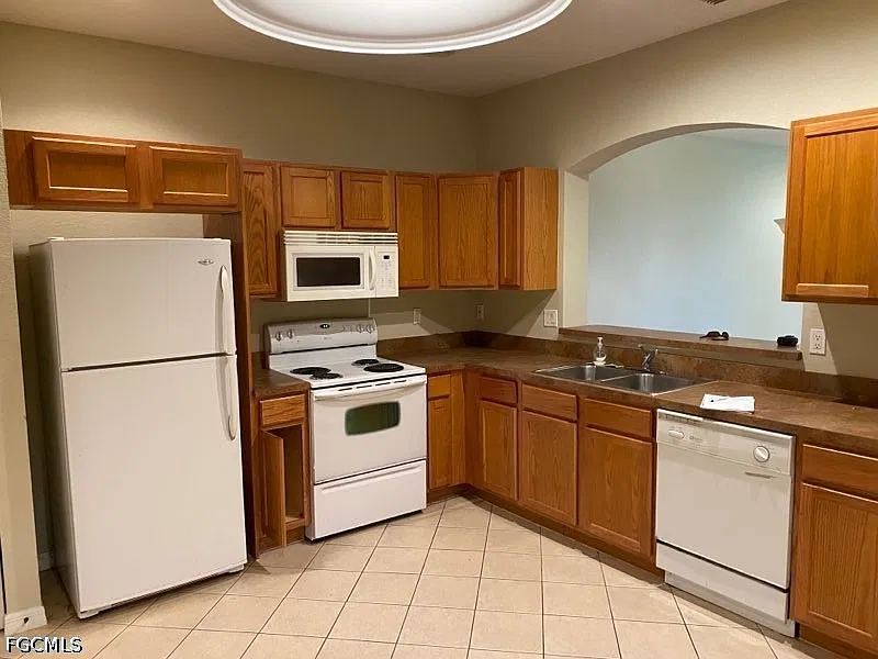 3 bed, 2.5 bath, 1977 sqft, $1,900 — Photo 3