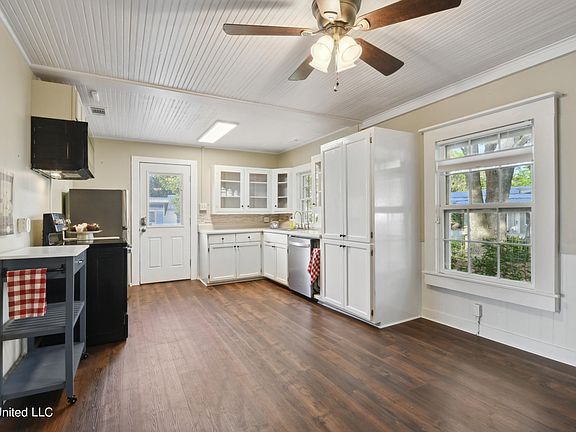 2nd image of 325 Citizen St
