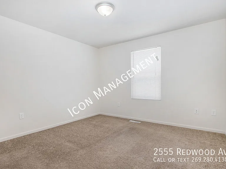 2555 Redwood Ave — Photo 13