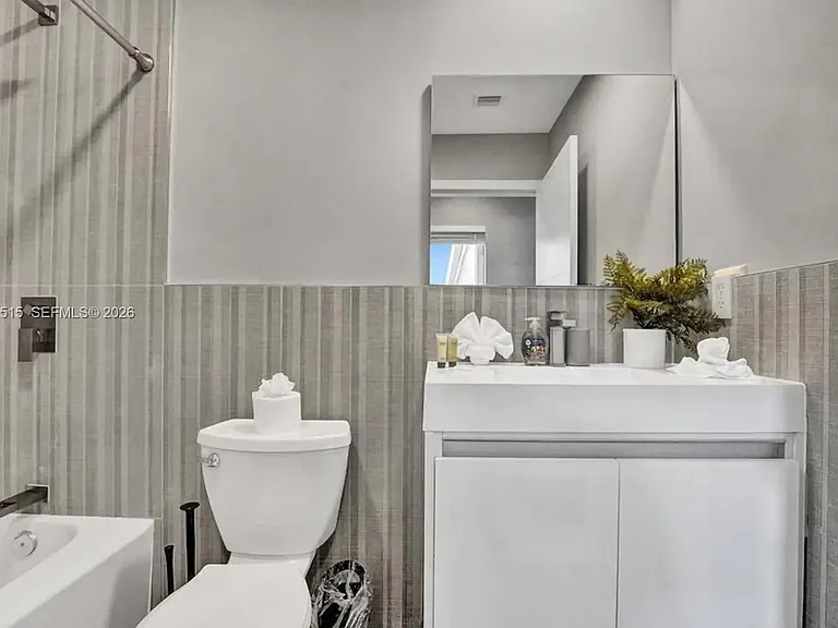 1241 Hollywood Blvd — Photo 34