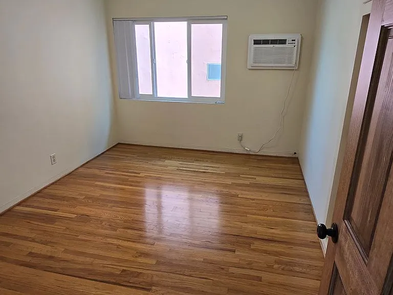500-502 E Cypress Ave — Photo 15