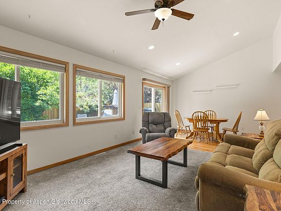 4th image of 1064 Park Dr