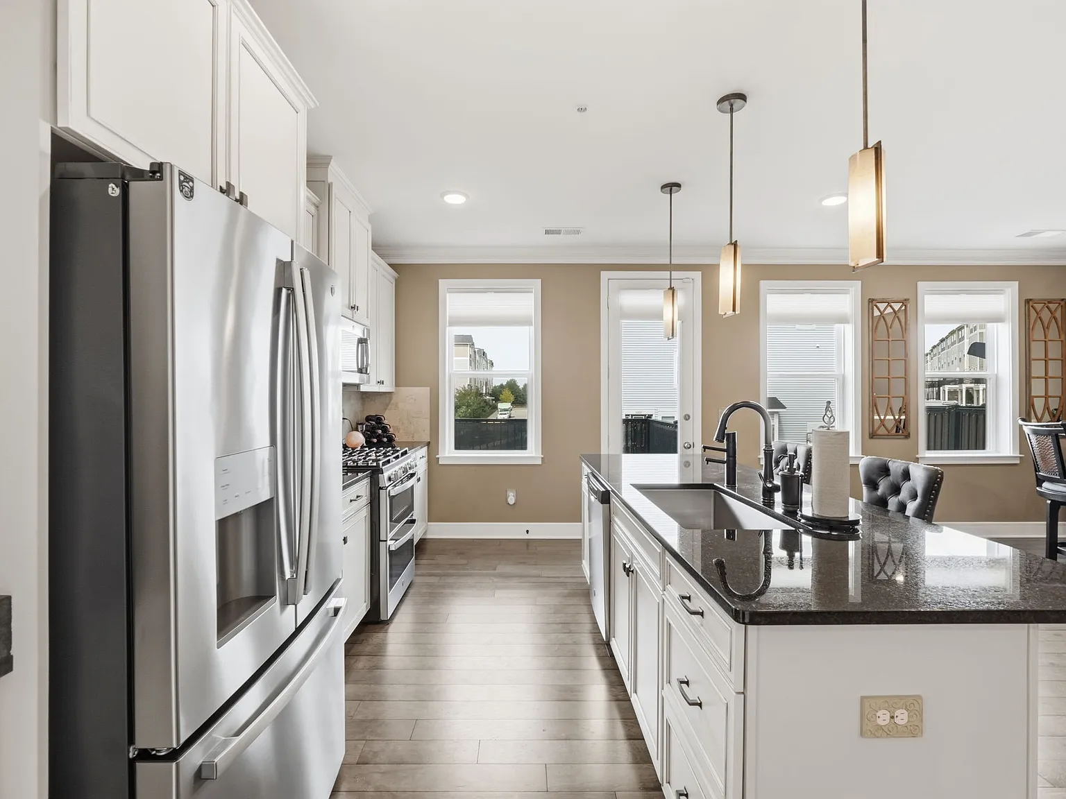 3 bed, 2.5 bath, 2264 sqft, $3,100 — Photo 4