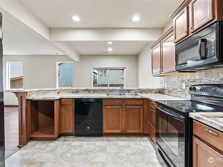 Back Splash in the Kitchen. Pantry. Oversized Island