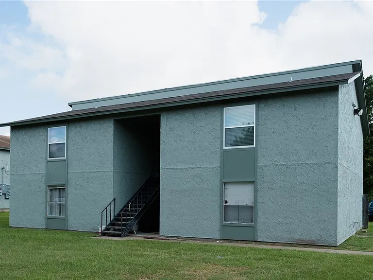 1501 Oakdale Cir #D — Photo 2
