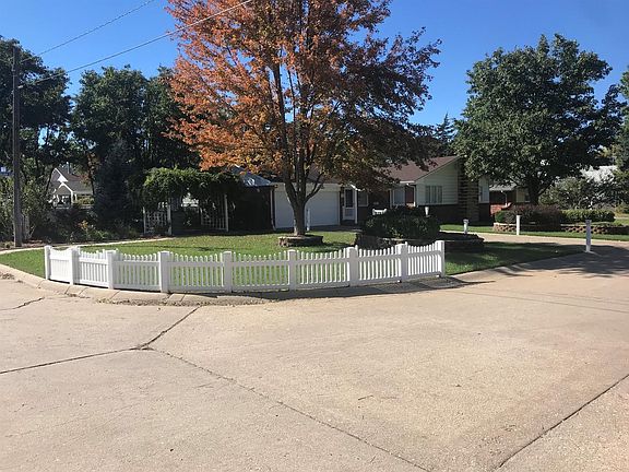 2nd image of 401 Pembroke Ln