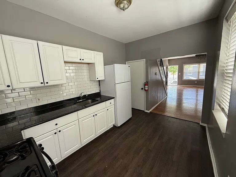 537 Newton Ave — Photo 3