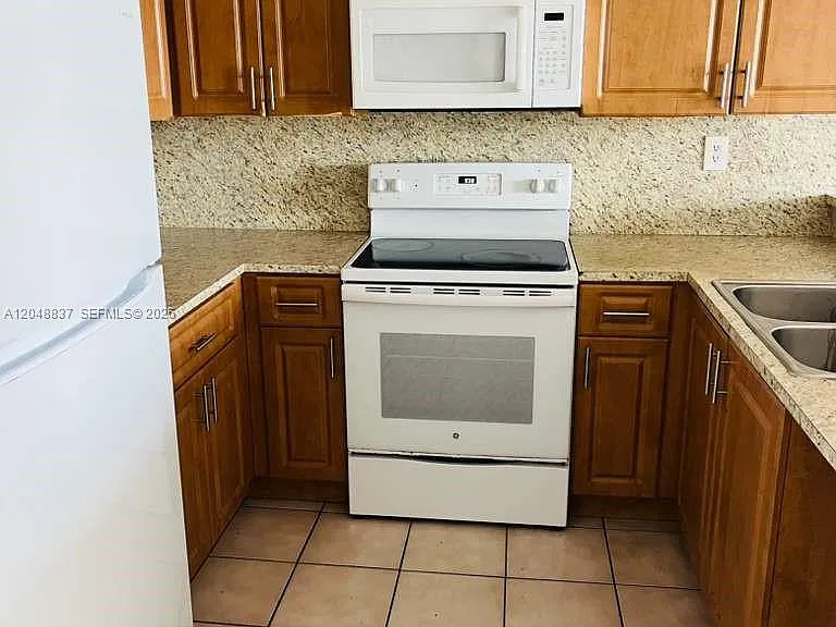 8075 NW 7th St #520 — Photo 3