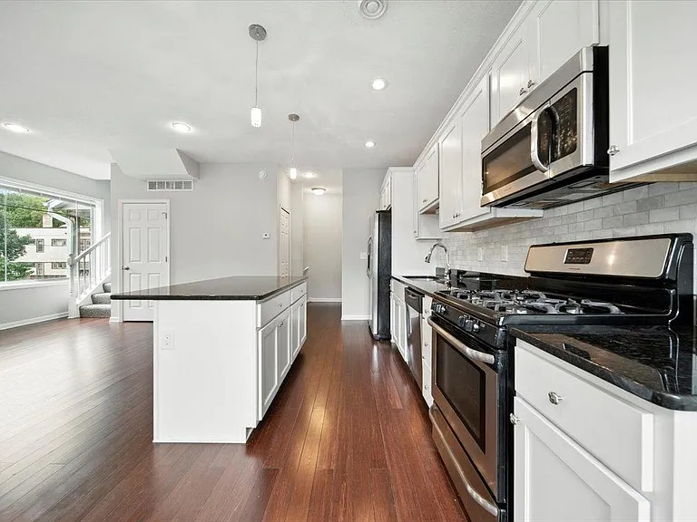 600 W 32nd St #2 — Photo 8