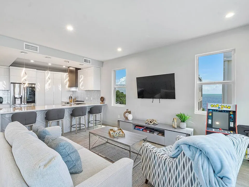 99 Seaside Ave #3-ID1697554P