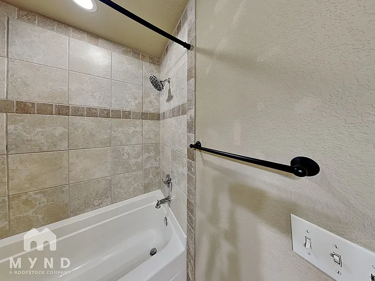 100 NE Larkspur Ln — Photo 21