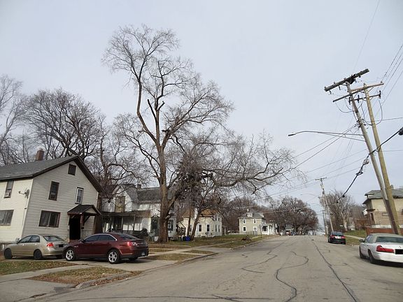 5th image of 924 N Winnebago St