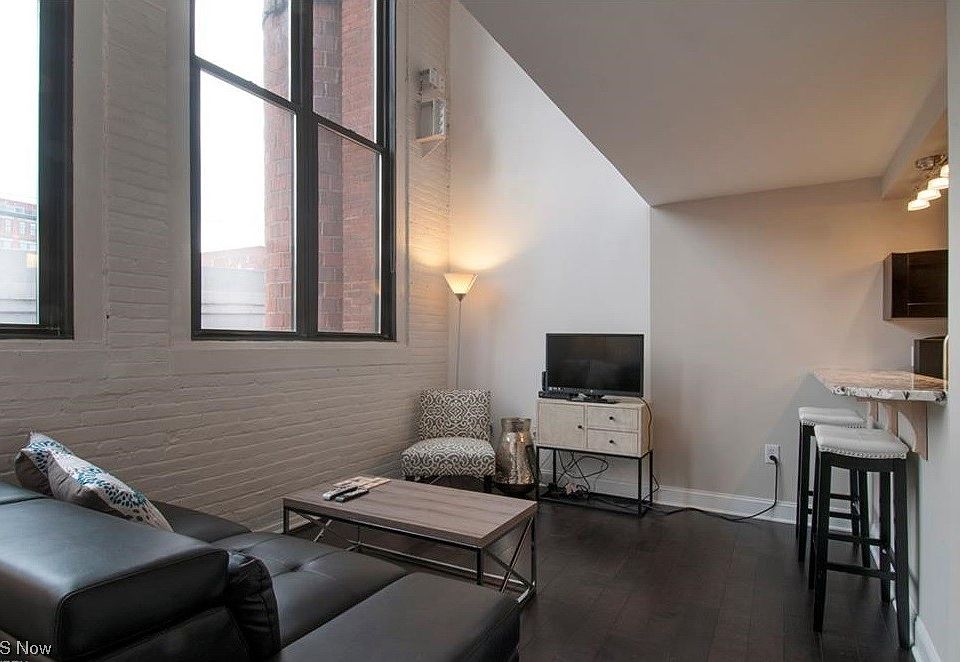 1133 W 9th St APT 323, Cleveland, OH 44113 | Zillow