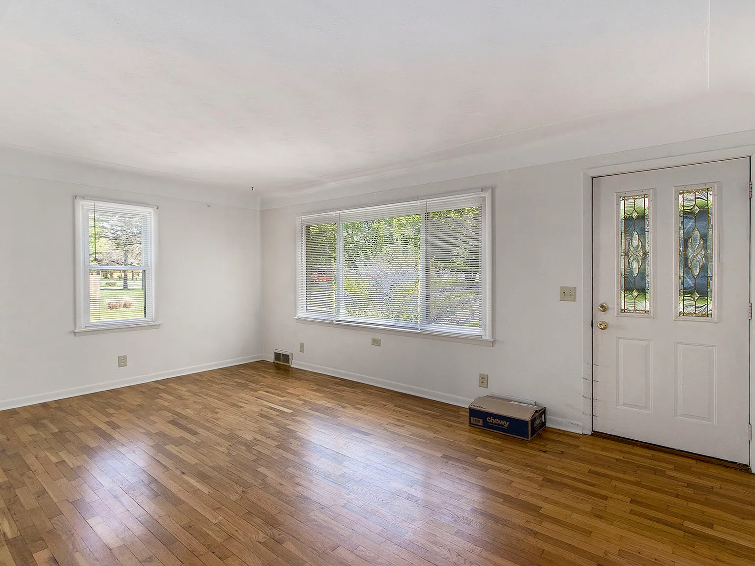 3 bed, 1.0 bath, 1160 sqft, $1,600 — Photo 3