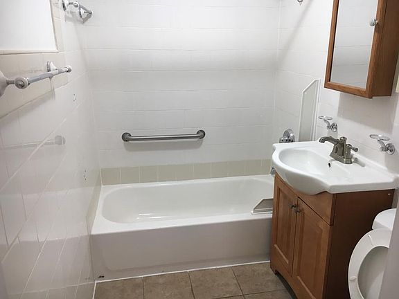 5th image of 2331 29th St APT 4E