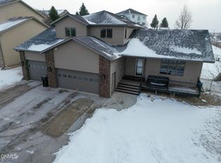 921 Longhorn Dr, Bismarck, ND 58503