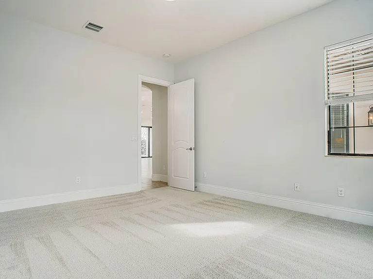 170 SE Calmo Cir — Photo 13