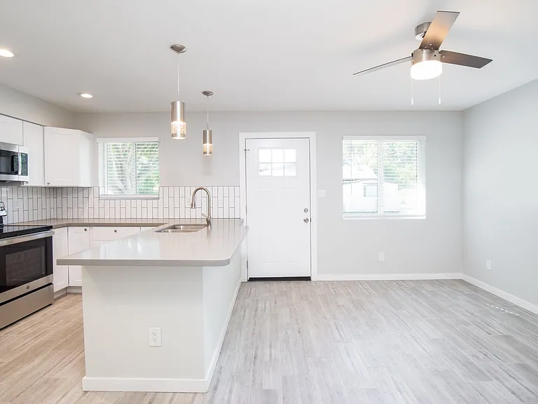 2122 W Augusta Ave #7 — Photo 14