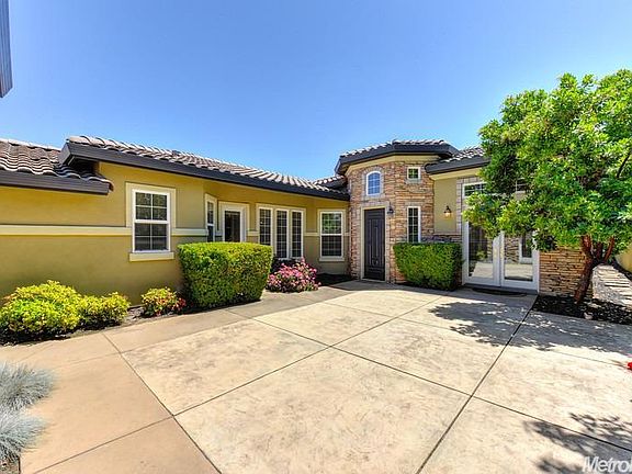 3rd image of 802 Royal Troon Pl