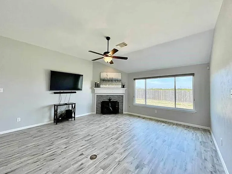 2526 Lake Dale Ln — Photo 6