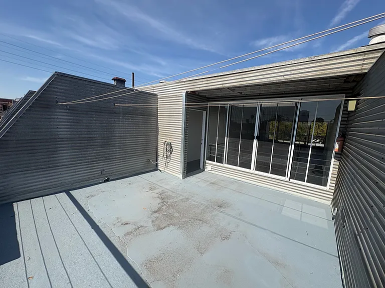 Daisy Studios/Lofts — Photo 27