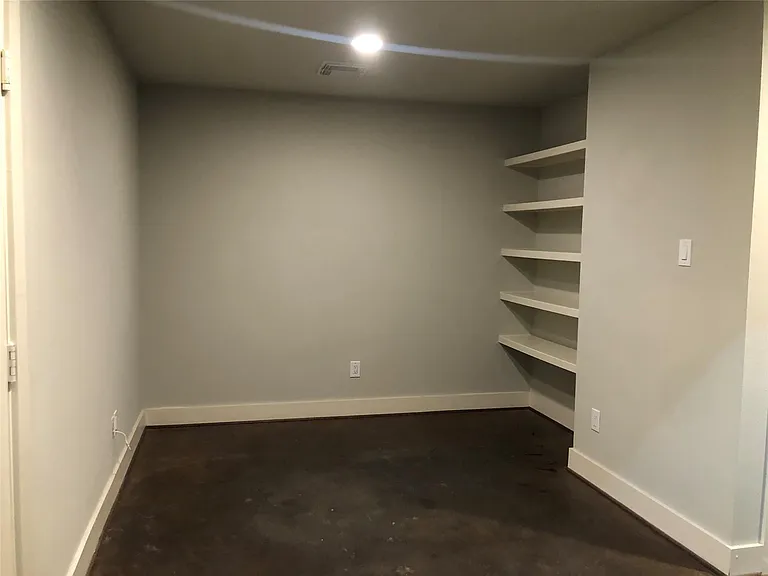5514 Larkin St — Photo 2