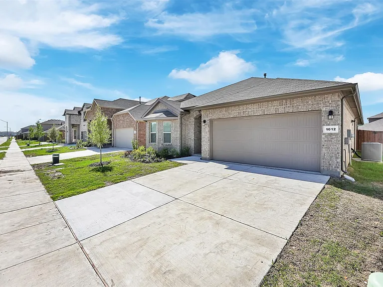 1012 Southwark Dr — Photo 2