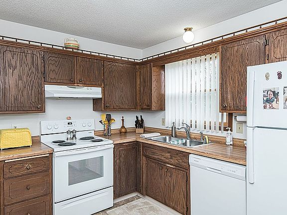 3rd image of 1901 26th Ave NW