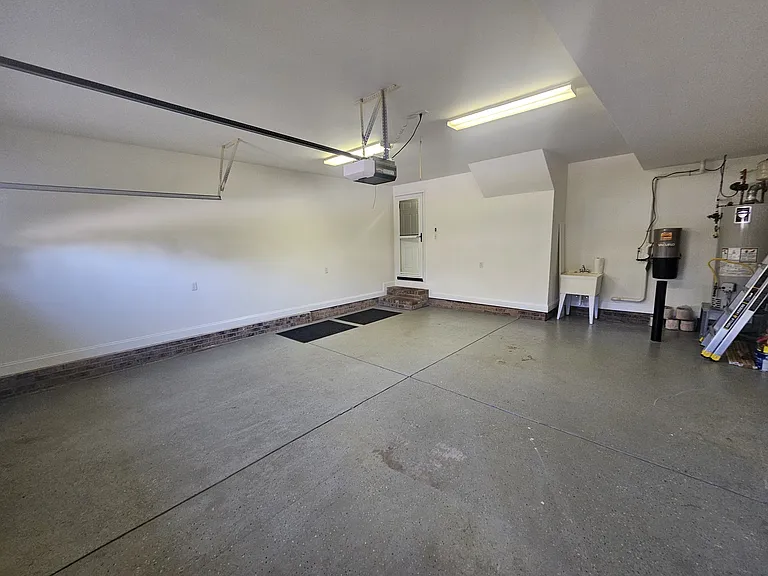 212 Medford Dr — Photo 29