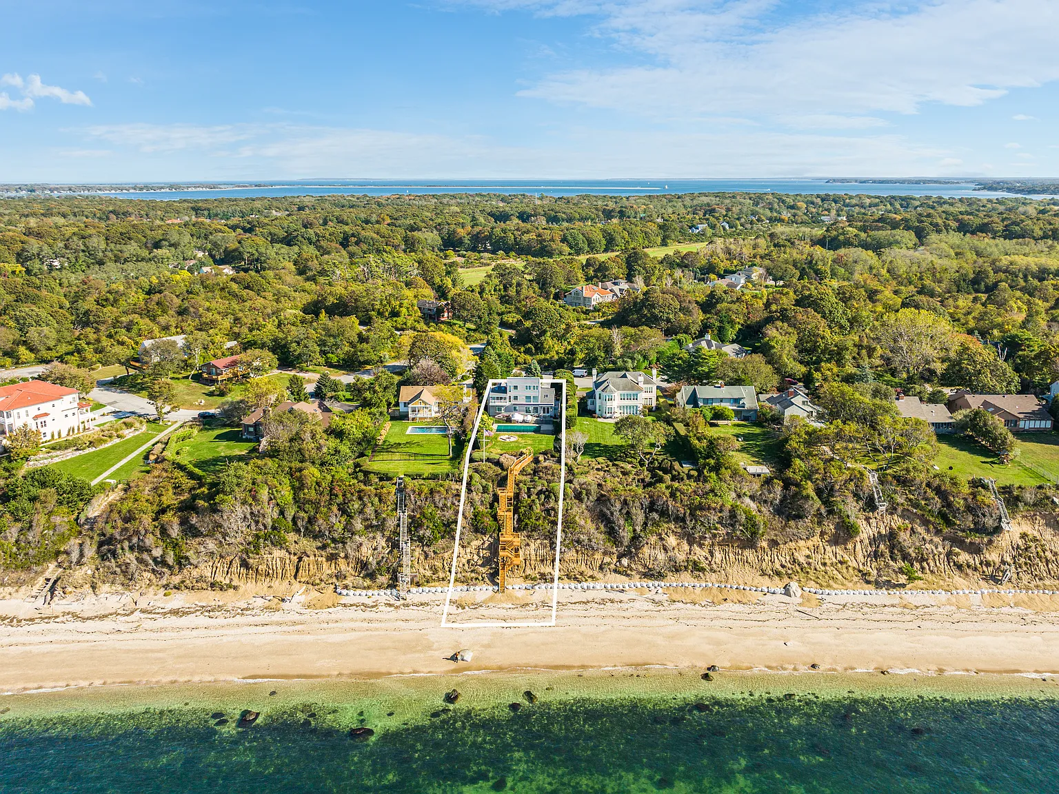 Waterfront Luxury in East Marion, NY (5 minutes from Greenport) — Photo 3