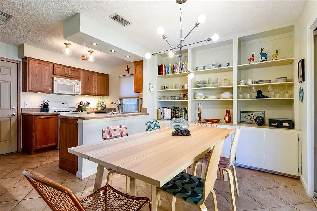 4 bed, 2.0 bath, 1579 sqft, $2,500 — Photo 3