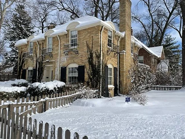 302 N Esther St — Photo 3