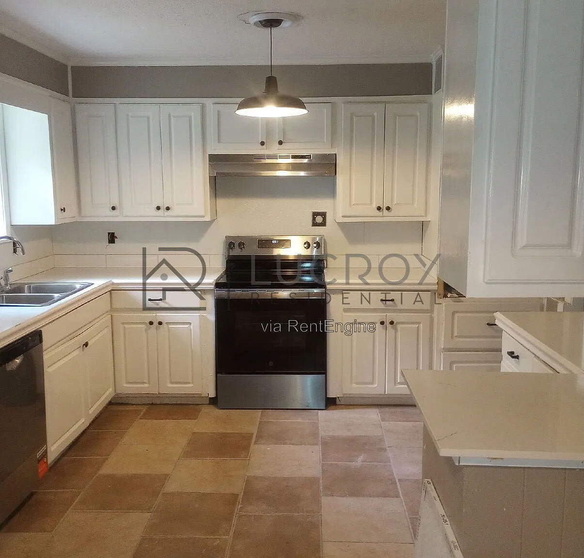 4 bed, 2.0 bath, 2344 sqft, $1,900 — Photo 2