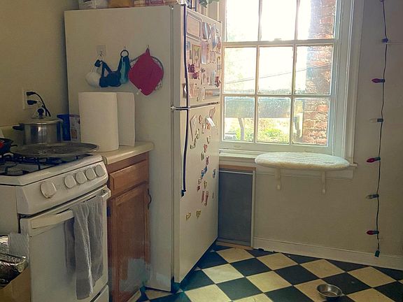 4th image of 205 N Plum St APT 8