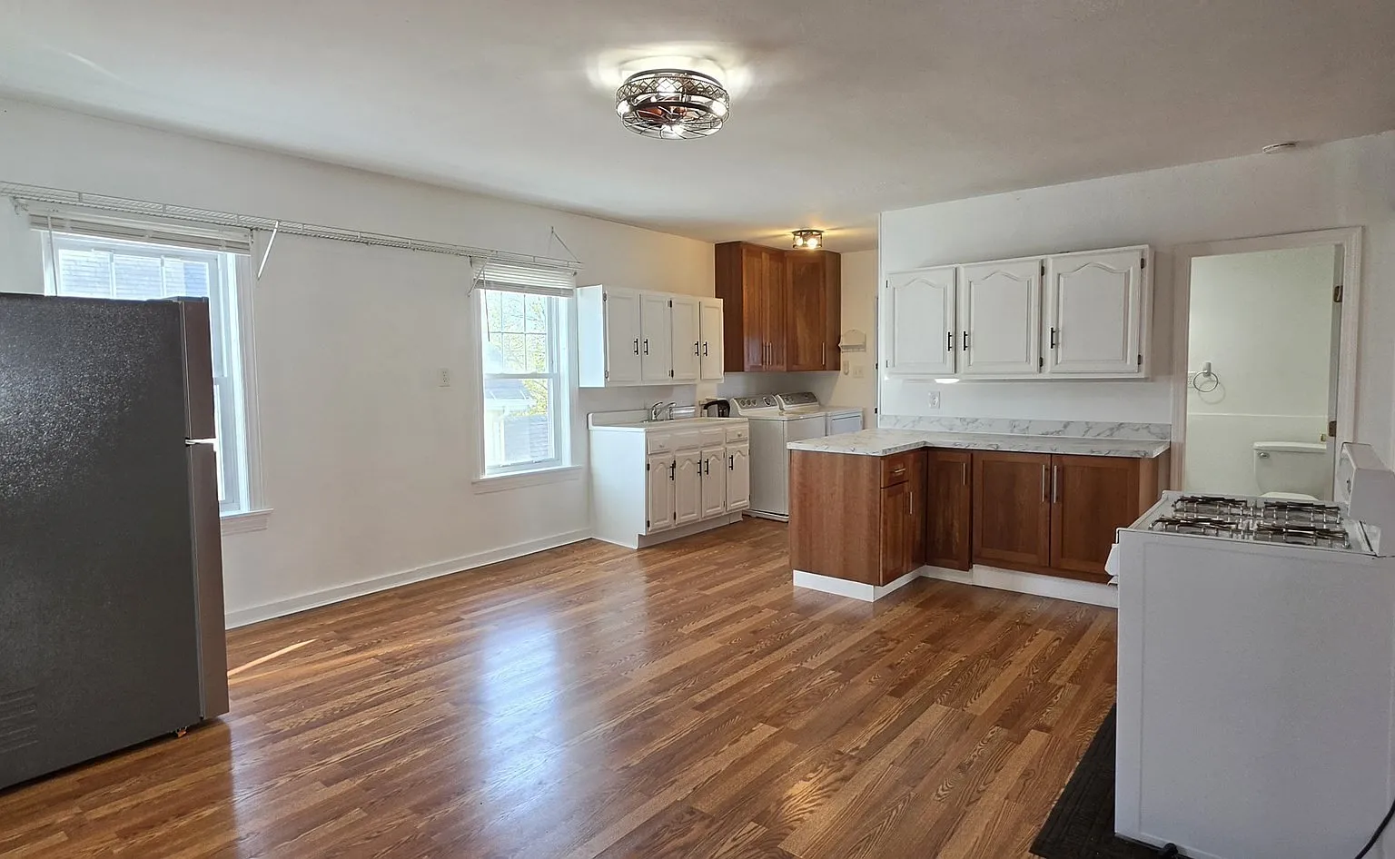 3 bed, 1.0 bath, 1066 sqft, $1,950 — Photo 2