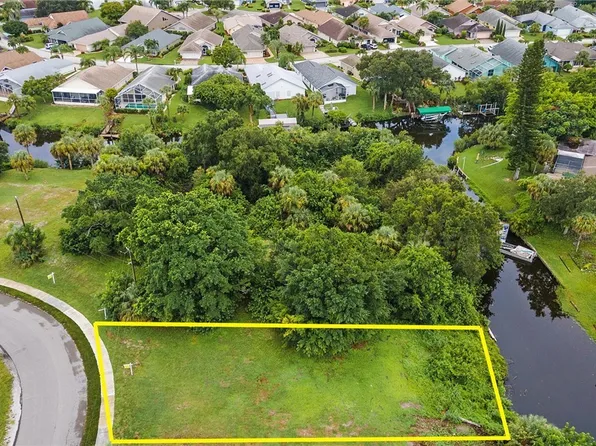 947 Iris Dr, North Fort Myers, FL 33903