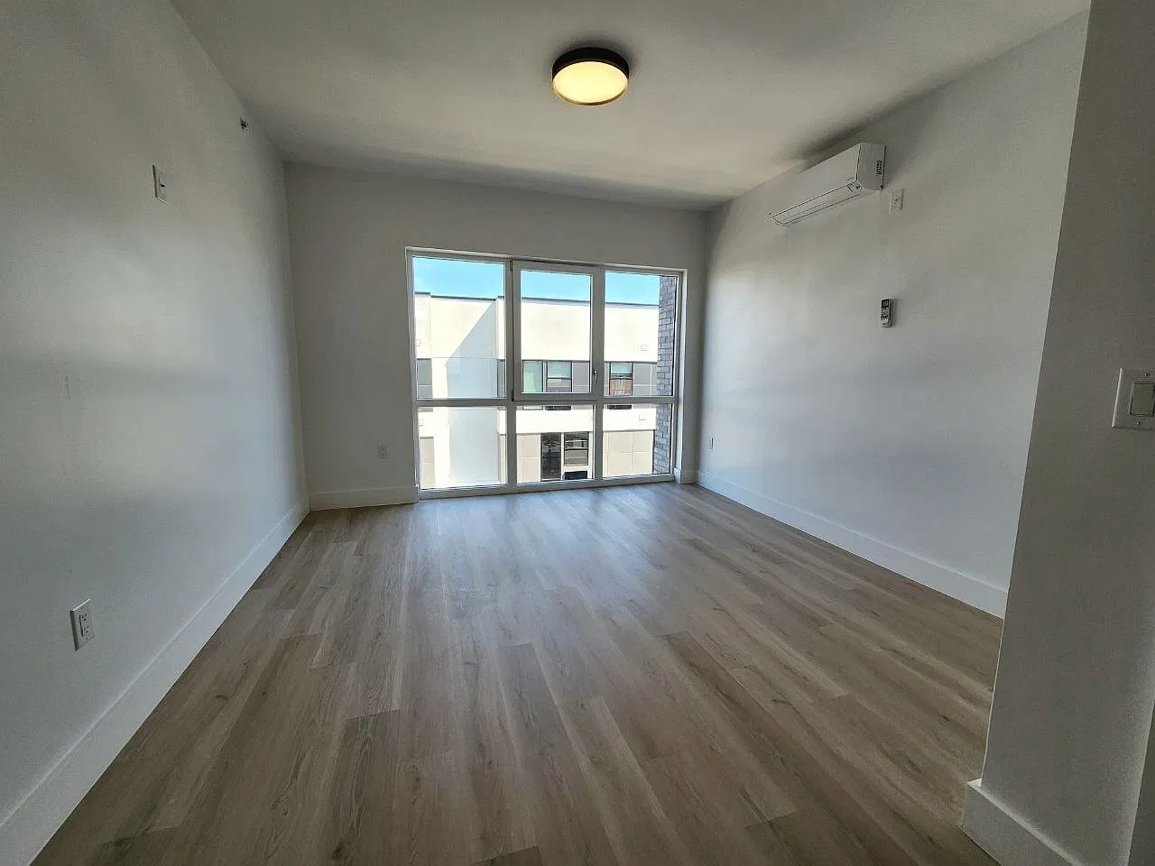 2 bed, 850 sqft, $2,595 — Photo 2