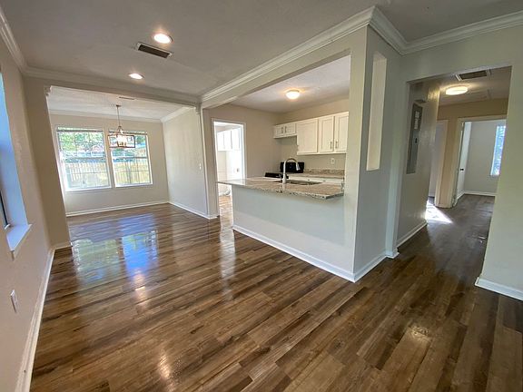 5th image of 4550 Crescent St
