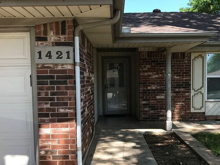 1421 Bryan Dr — Photo 2