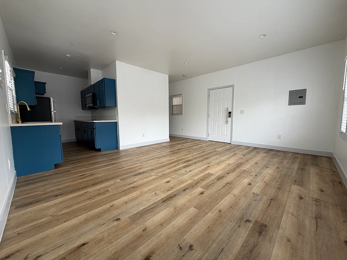 Building Photo - 729 Lime Ave #10
