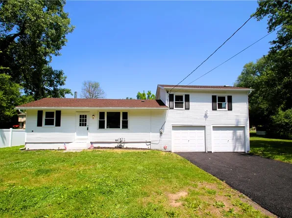 18 Spring St, Sodus, NY 14551