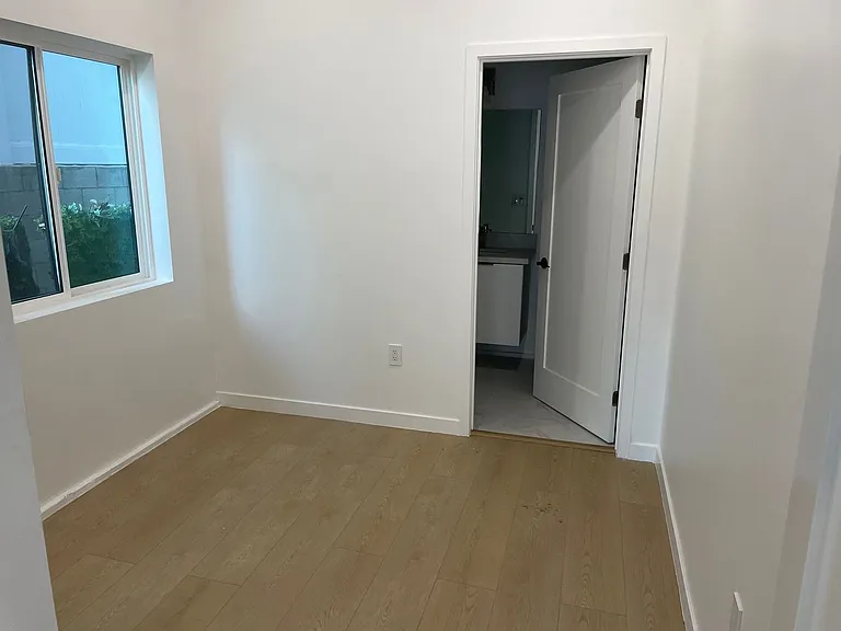 1376 Edgecliffe Dr — Photo 22