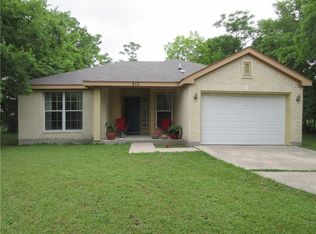 213 E 3rd St, Rockdale, TX 76567