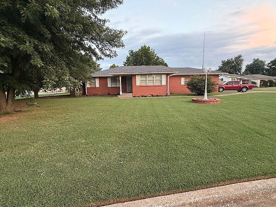 1st image of 902 W Choctaw St