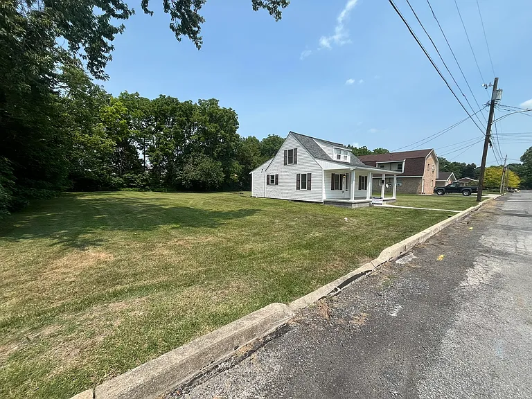 328 Tyrone St — Photo 39