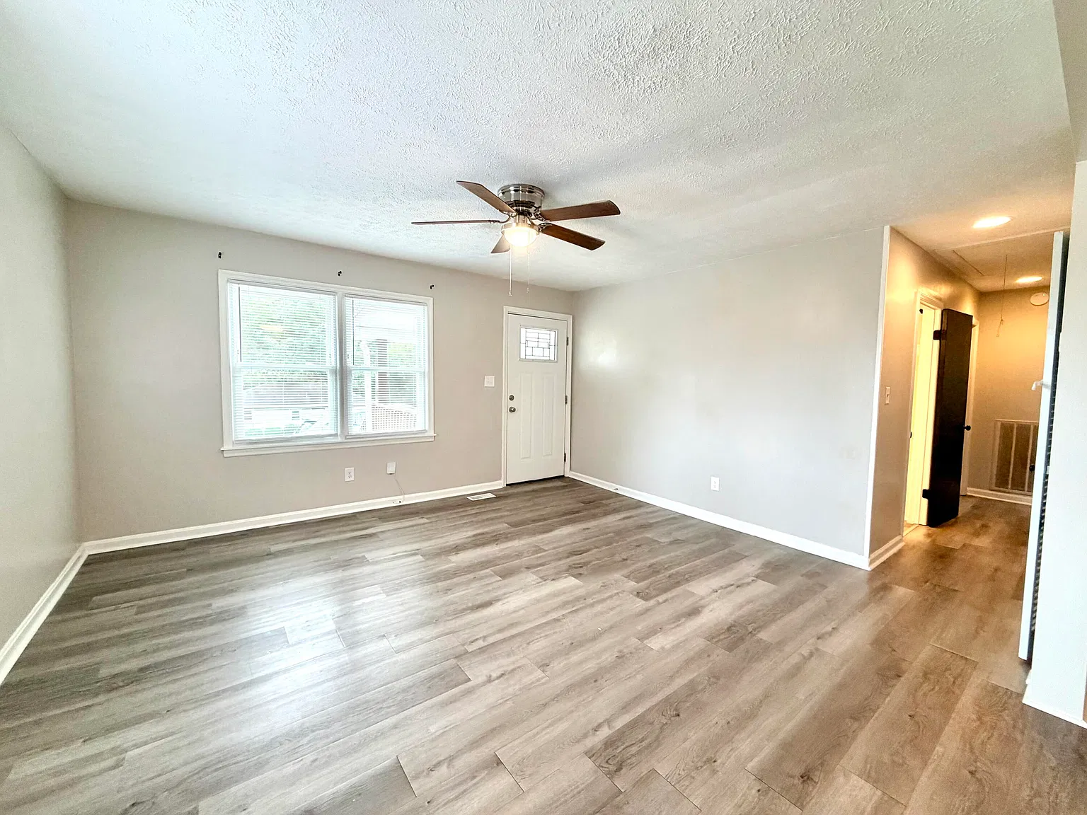 3 bed, 1.0 bath, 983 sqft, $1,200 — Photo 2