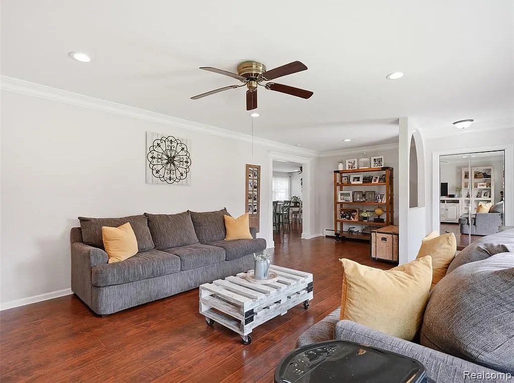 4 bed, 2.0 bath, 1739 sqft, $3,000 — Photo 3